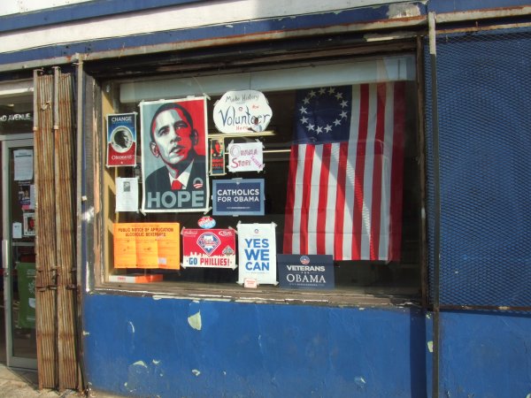 [Bild: Obama-Werbematerial in einem Schaufenster]