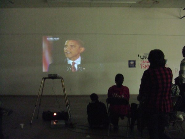 [Bild: Obama-UntersttzterInnen verfolgen Obamas Siegesrede]